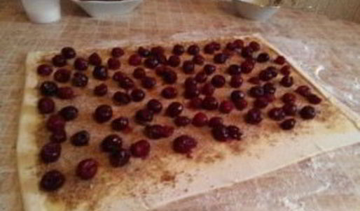 вишневый штрудель из слоеного теста