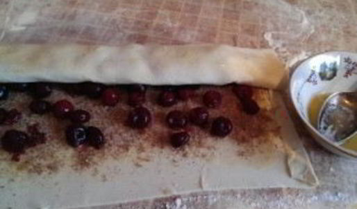 вишневый штрудель из слоеного теста