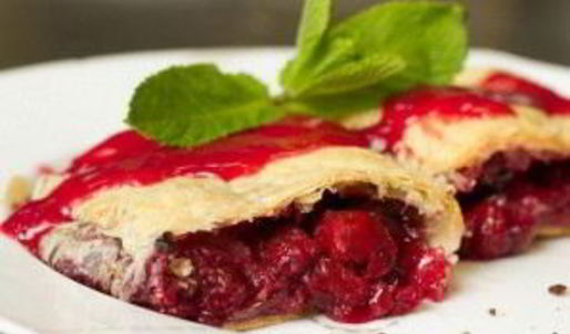 вишневый штрудель из слоеного теста