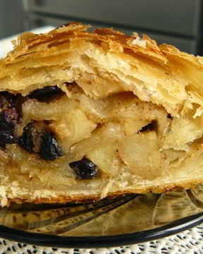 Яблочный штрудель из готового слоеного теста