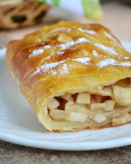 Рецепт яблочного штруделя из слоеного теста