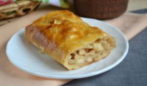 яблочный штрудель из слоеного теста