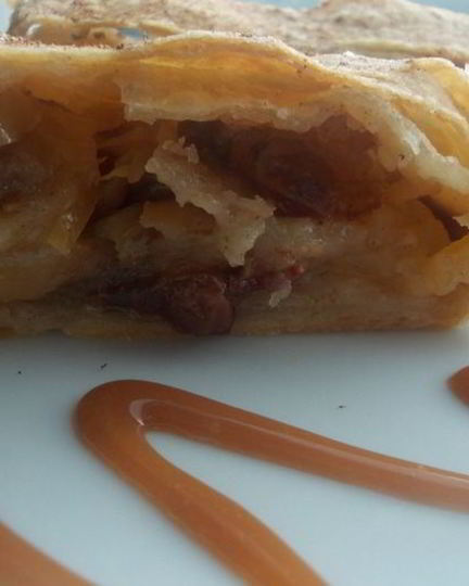 Рецепт яблочного штруделя с изюмом и карамельной крошкой