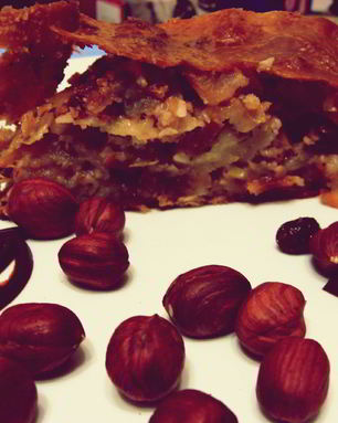 Яблочный штрудель с орехами, изюмом и корицей