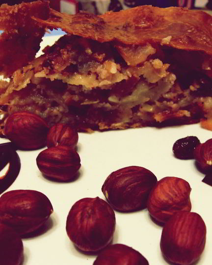 Рецепт яблочного штруделя с орехами, изюмом и корицей