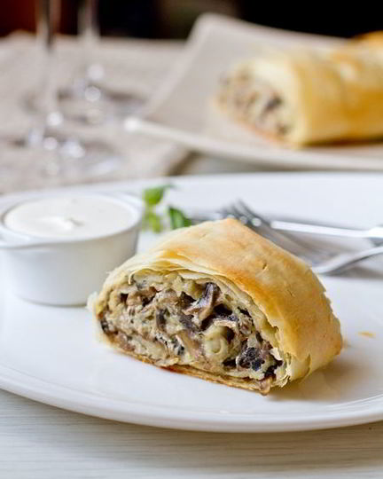 Рецепт закусочного штруделя с грибами и сыром
