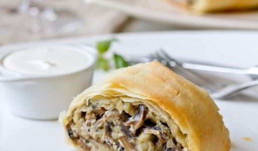 закусочный штрудель с грибами и сыром