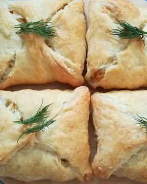 Слоеные конвертики с сыром