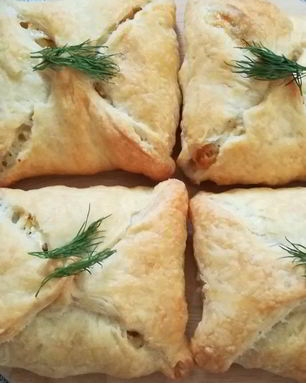 Слоеные конвертики с сыром