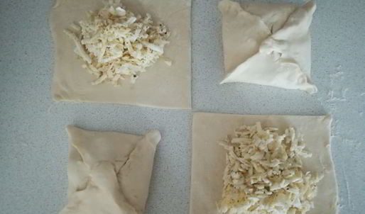 слоеные конвертики с сыром