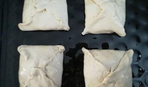 слоеные конвертики с сыром