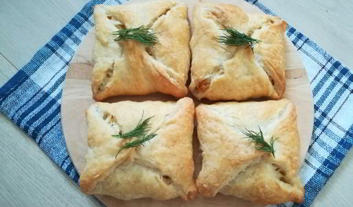 слоеные конвертики с сыром