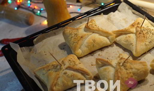 слойки с колбасками и сулугуни