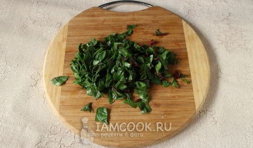 слойки с сыром и свекольными листьями