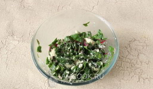 слойки с сыром и свекольными листьями