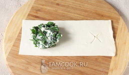 слойки с сыром и свекольными листьями