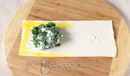 слойки с сыром и свекольными листьями