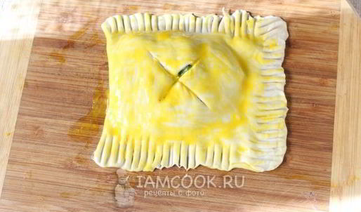 слойки с сыром и свекольными листьями