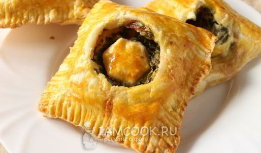 слойки с сыром и свекольными листьями