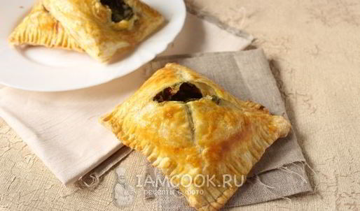 слойки с сыром и свекольными листьями