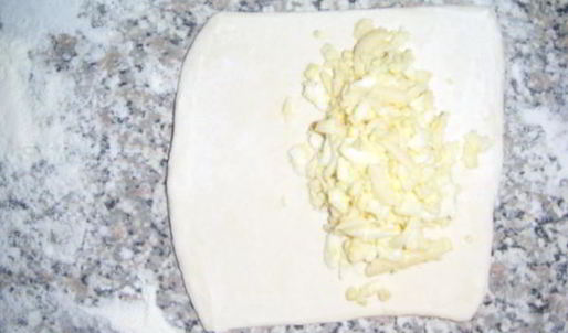 слойки с сыром и яйцом