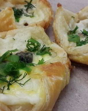 Слойки с сыром, курицей, грибами и соусом бешамель