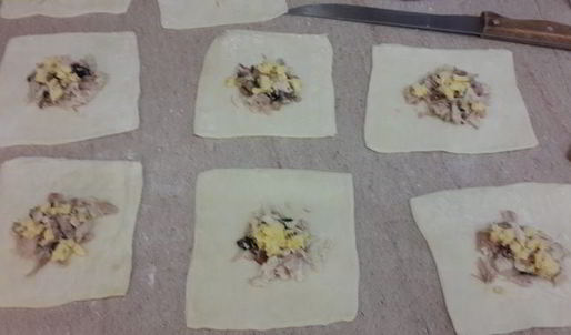 слойки с сыром, курицей, грибами и соусом бешамель