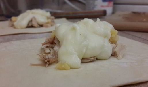 слойки с сыром, курицей, грибами и соусом бешамель