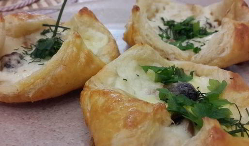 слойки с сыром, курицей, грибами и соусом бешамель