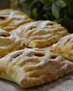 Слойки с творогом и клубникой