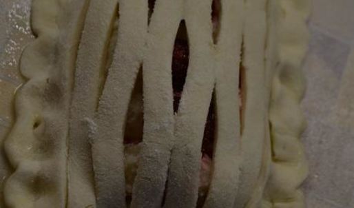 слойки с творогом и клубникой