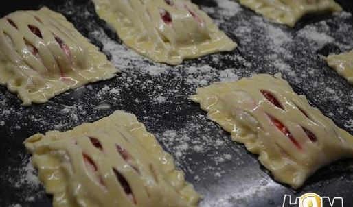 слойки с творогом и клубникой