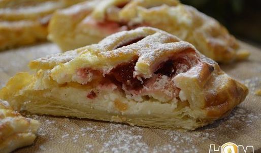 слойки с творогом и клубникой