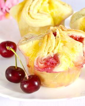 Слойки с вишней