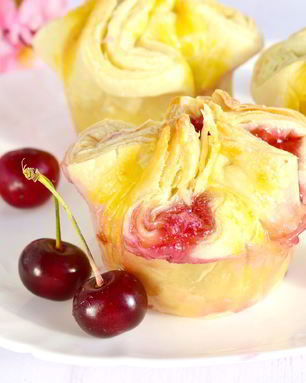 Слойки с вишней