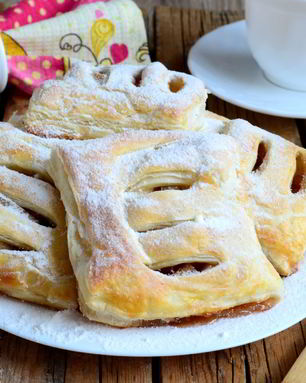Сочные слойки с яблоками