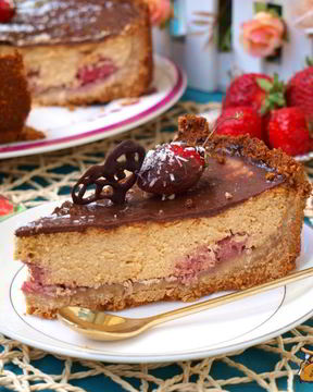 Карамельный сырник с клубникой