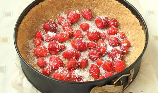 карамельный сырник с клубникой