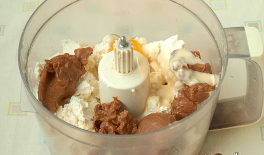 карамельный сырник с клубникой