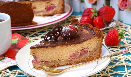 карамельный сырник с клубникой