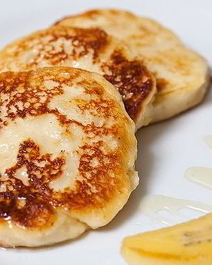 Простые сырники из творога с бананом