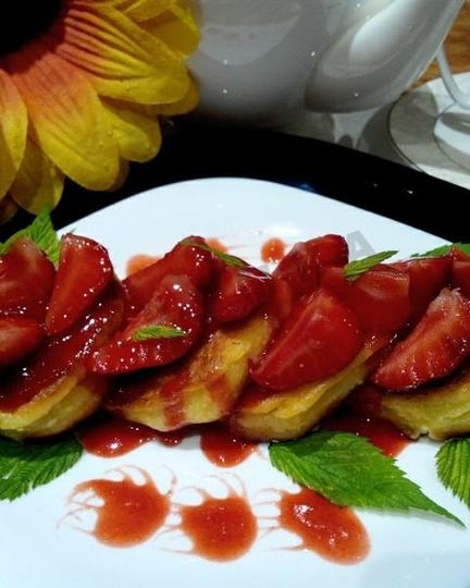 Рецепт сырников с клубникой и клубничным сиропом