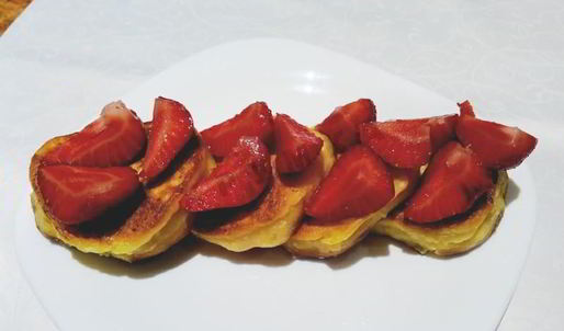 сырники с клубникой и клубничным сиропом