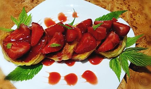сырники с клубникой и клубничным сиропом