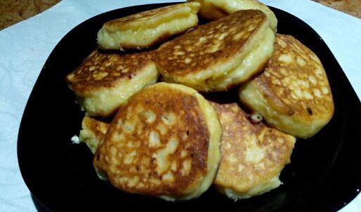 сырники с клубникой и клубничным сиропом