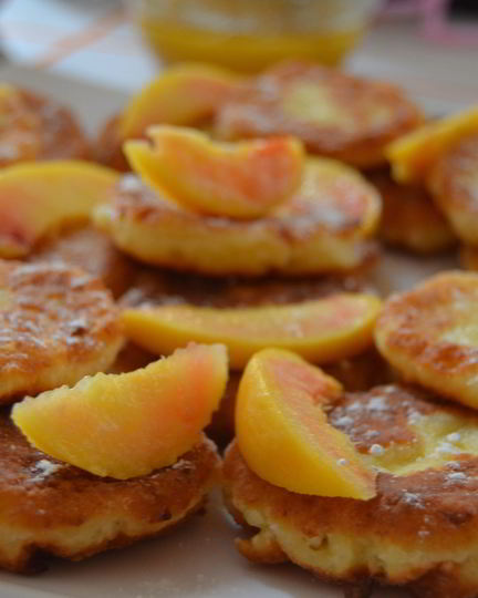 Рецепт сырников с персиками