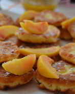 Сырники с персиками