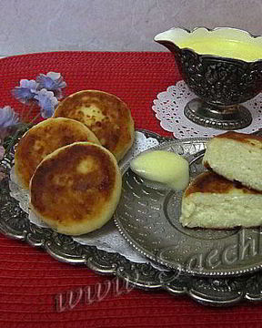 Сырники со сметанным соусом