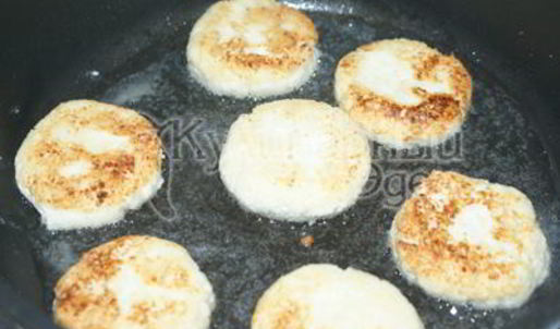 сырники со сметаной, джемом и ягодами