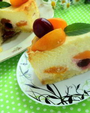 Творожник с абрикосами и вишней